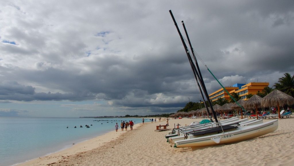 Orilla tranquila de Playa Bonita, playa de Santa Lucía