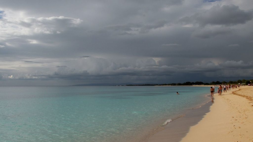 Primer plano de la orilla de Playa Bonita, Santa Lucía