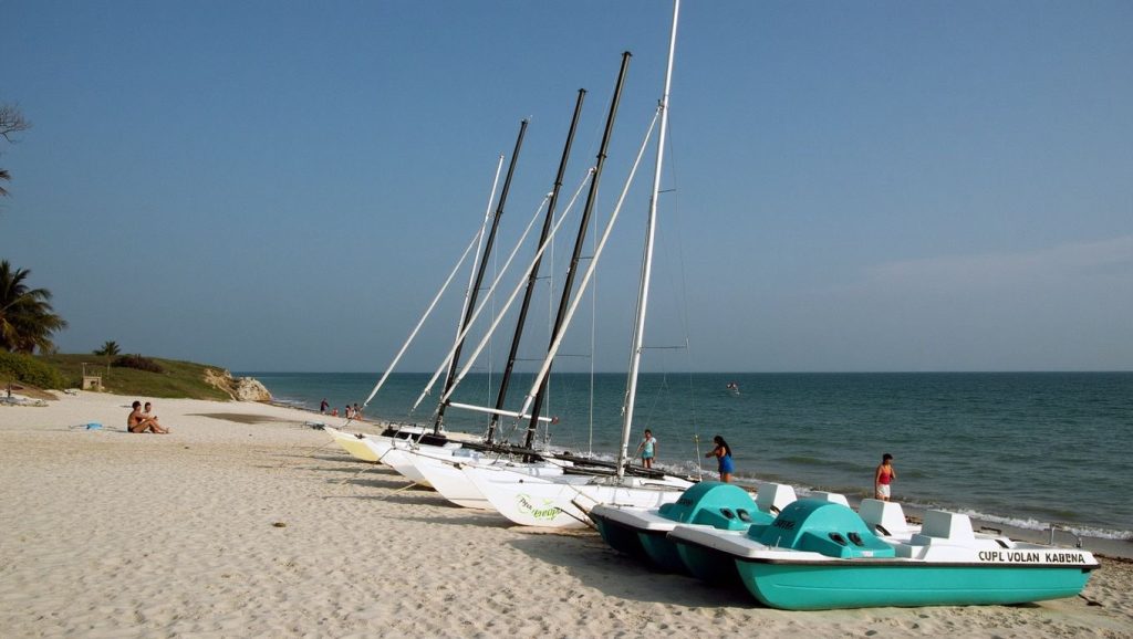 Oleaje en la orilla de Playa Caguajo, costa de Baracoa