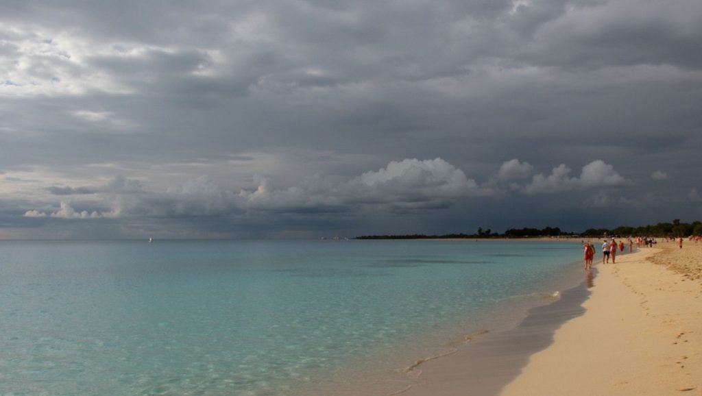Panorámica de Playa Caleta Larga con cielo despejado, Pinar del Río