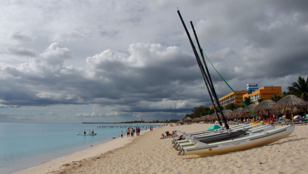 Arena y mar en Playa Caletoncito, Santiago de Cuba, Cuba