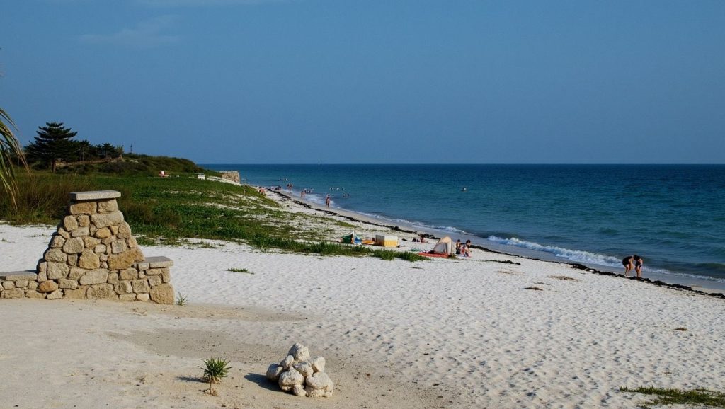 Orilla de Playa Cañón con olas suaves en Cayo Guillermo