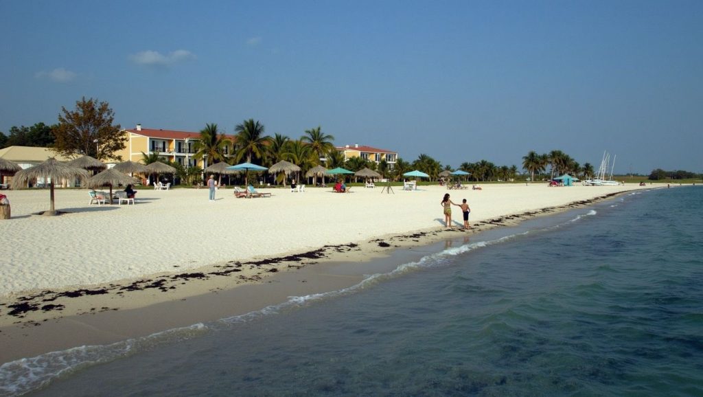 Orilla tranquila de Playa Caribes, playa de Holguín