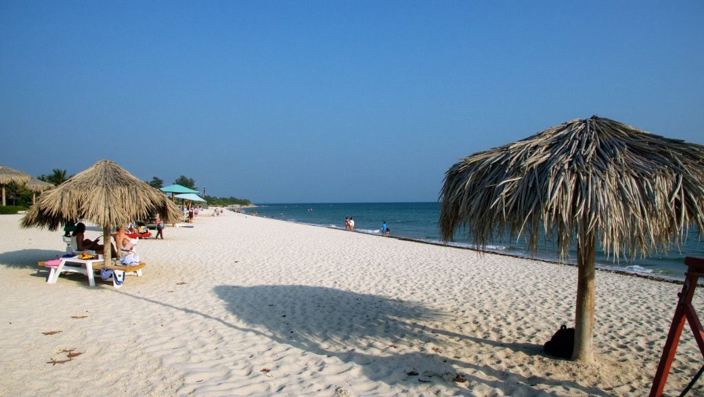 Panorámica completa de Playa Caribes, playa de Holguín
