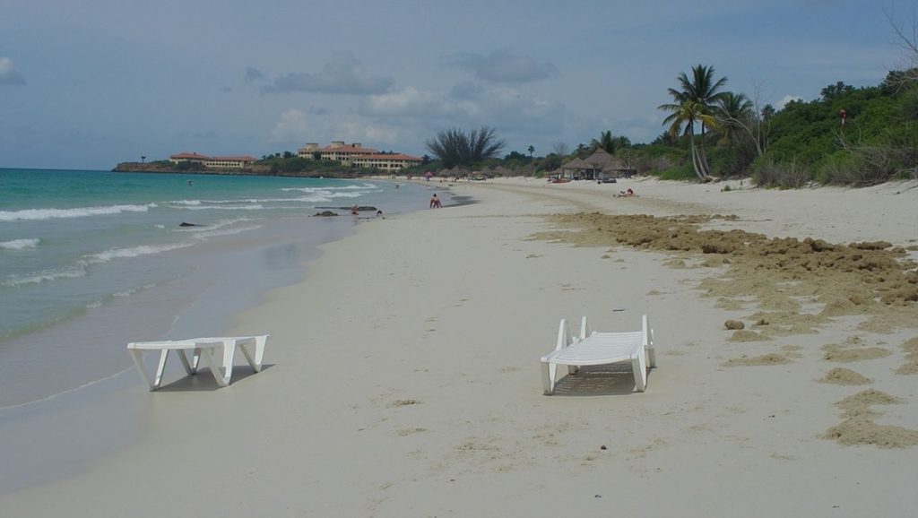 Arena y orilla en Playa Cazonal, Santiago de Cuba, Cuba