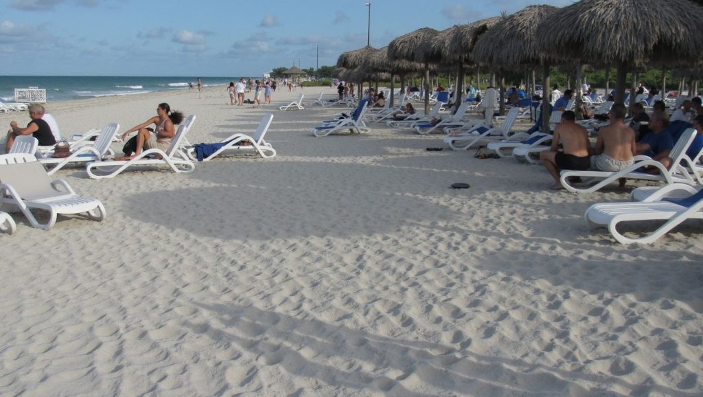 Detalle de arena y agua en Playa Cazonal, Santiago de Cuba