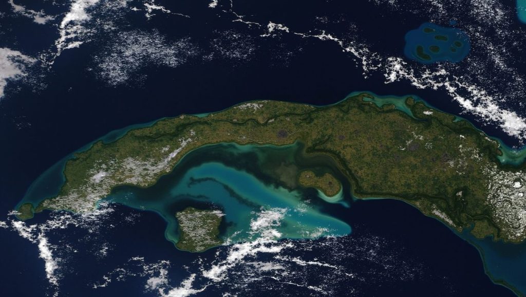 Detalle de arena y agua en Playa Conchera, Santiago de Cuba