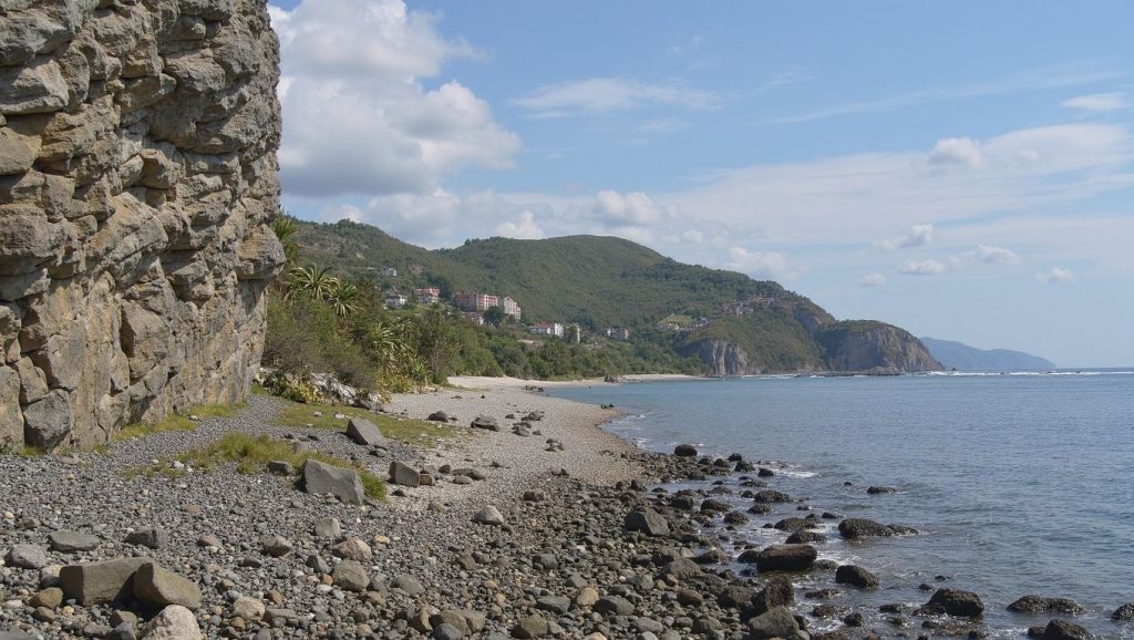 Oleaje en la orilla de Playa de Cojímar, costa de Playas del Este
