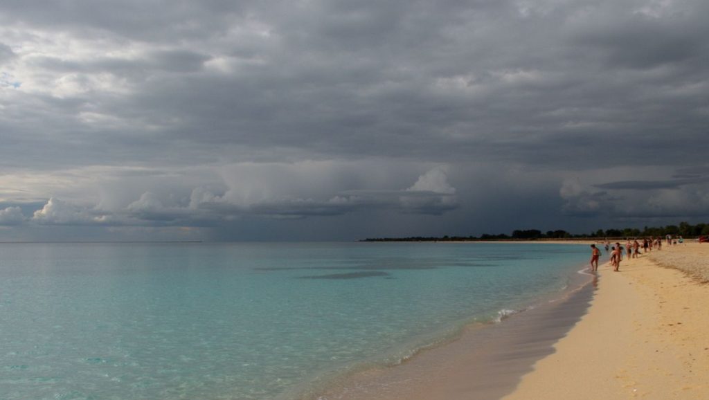 Orilla tranquila de Playa de Galafre, playa de Pinar del Río