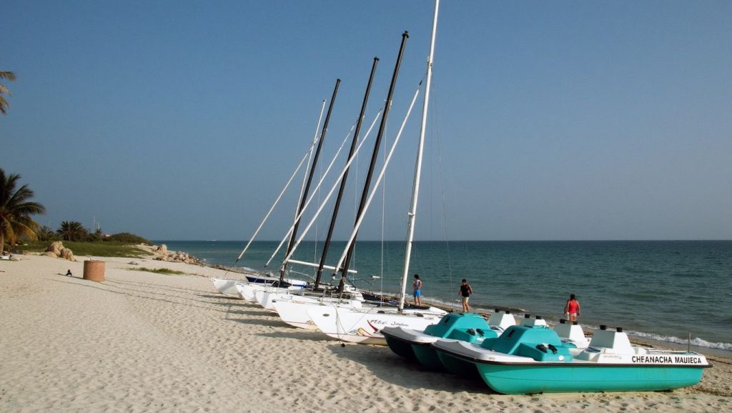 Arena y mar en Playa de Jaimanitas, La Habana, Cuba