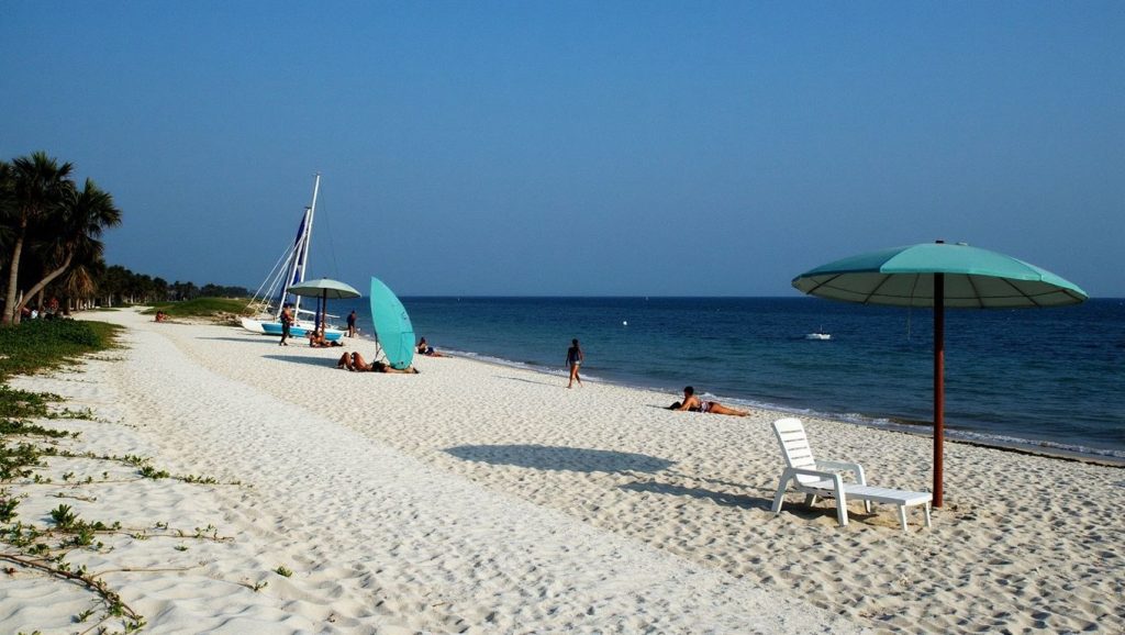 Agua y arena en Playa de Jaimanitas, La Habana