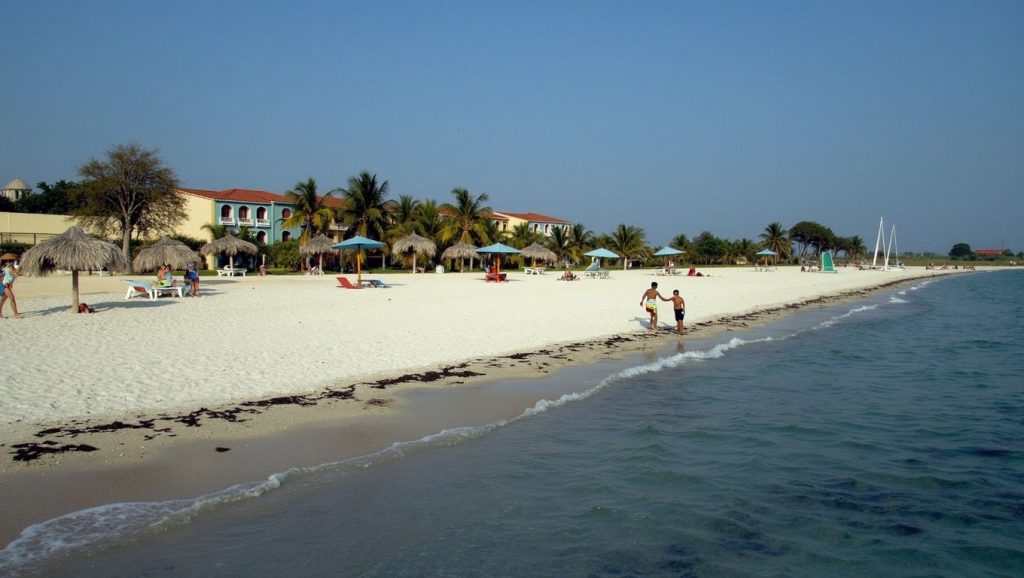 Arena y mar en Playa de la Boca, Camagüey, Cuba