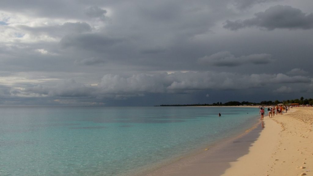 Orilla tranquila de Playa De Nibujon, playa de Holguín