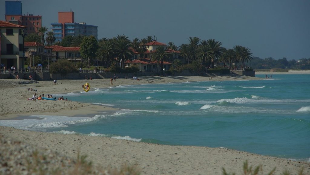 Arena y mar en Playa de Puerto Escondido, La Habana, Cuba