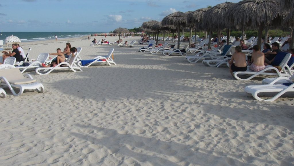 Vista amplia de Playa de San Jacinto en Santa Lucía, Cuba