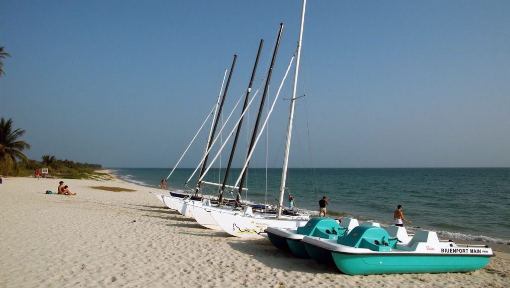 Oleaje en la orilla de Playa del Barco Hundido, costa de Santa Lucía