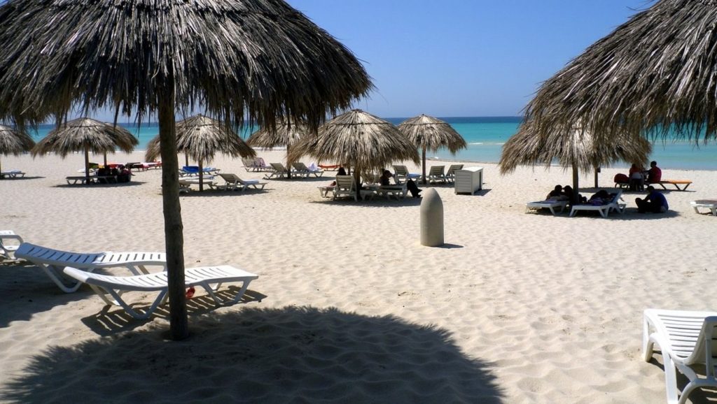 Orilla tranquila de Playa Del Este, playa de Santiago de Cuba