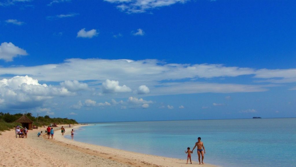 Arena y orilla en Playa del Estudiante, Isla de la Juventud, Cuba