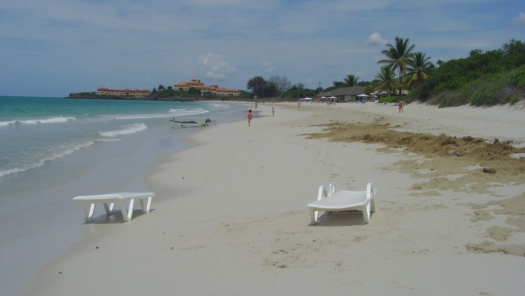 Panorámica de Playa Del Medio con cielo despejado, Cayo Coco