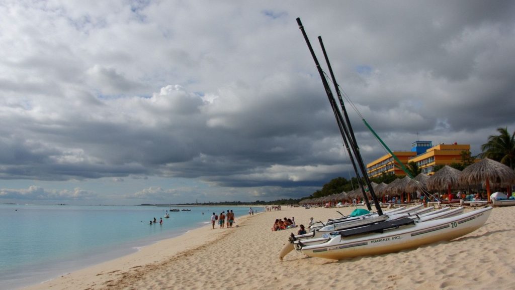 Vista de Playa del oro desde la orilla, Guardalavaca
