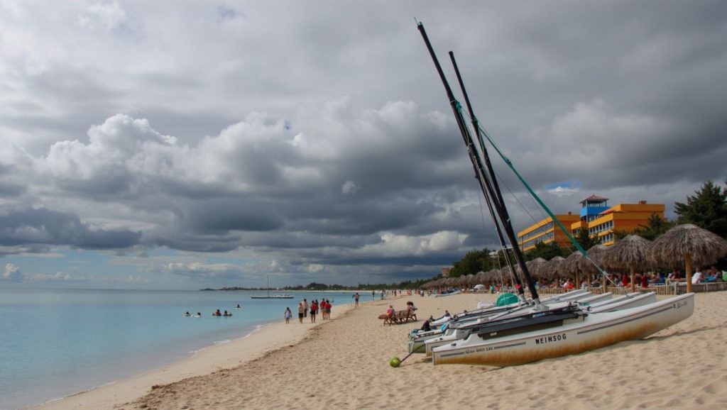 Panorámica de Playa del “Parque” con cielo despejado, Santiago de Cuba