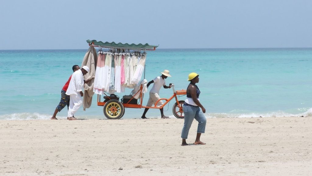 Playa Don Lino desde la arena, Guardalavaca, Cuba