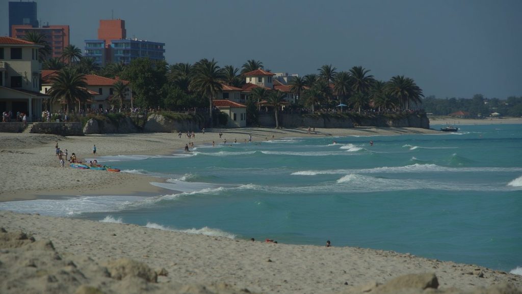 Olas rompiendo en Playa Don Lino, Guardalavaca