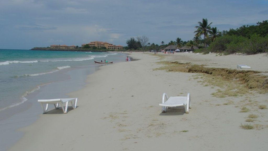 Orilla tranquila de Playa El Bagá, playa de Santa Lucía