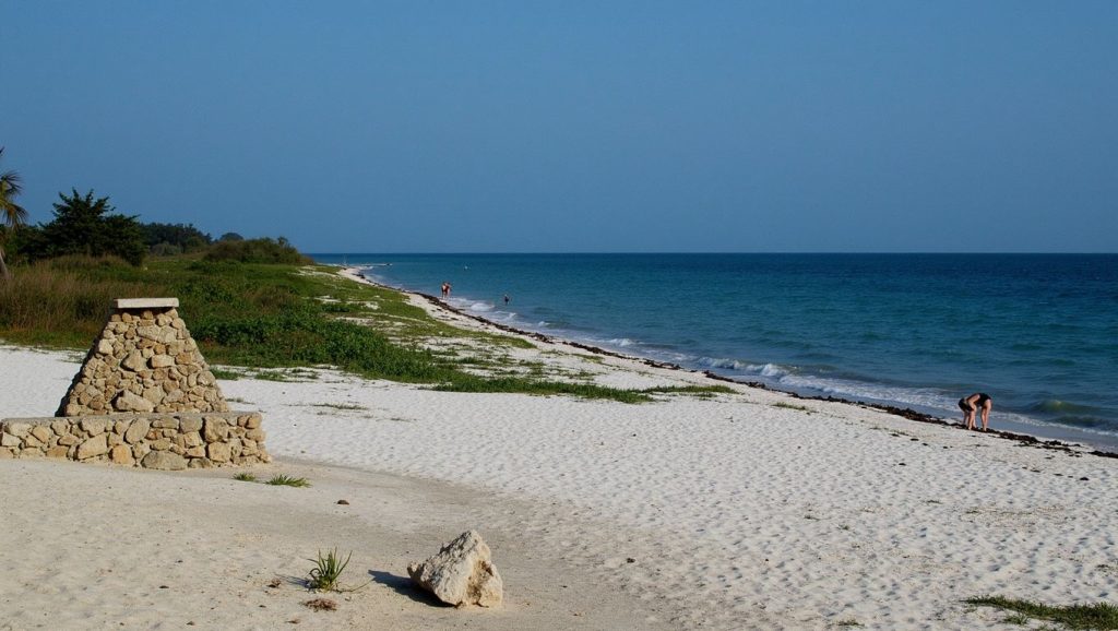 Orilla tranquila de Playa El Bahia, playa de La Habana