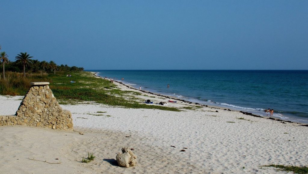 Amplio horizonte marino en Playa El Gallego, Isla de la Juventud