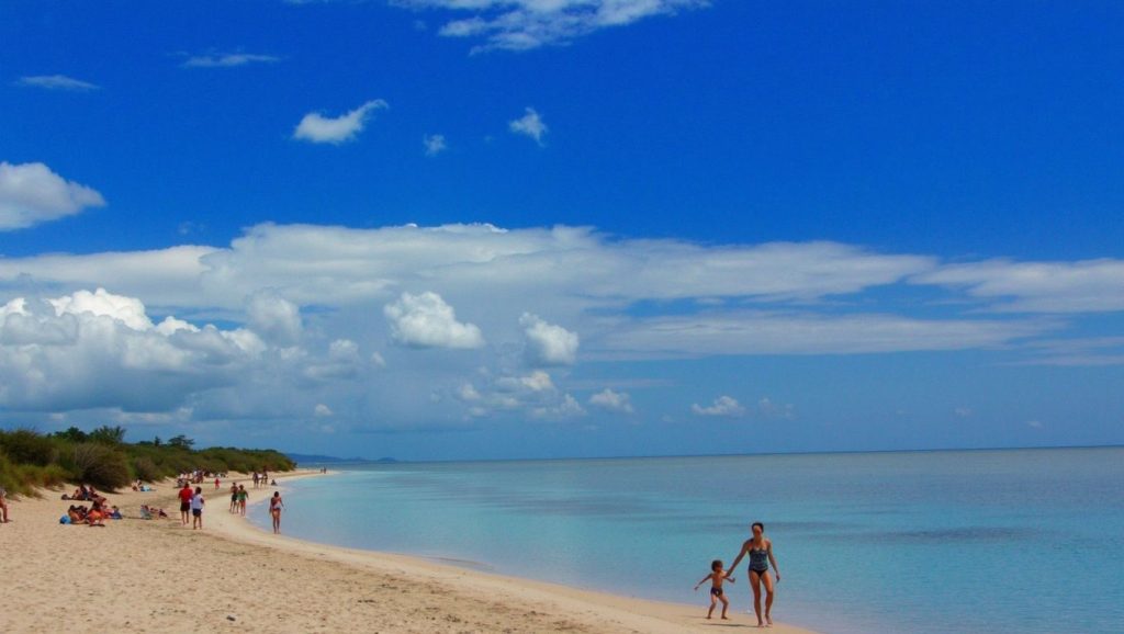 Panorámica de Playa El Init con cielo despejado, Guardalavaca