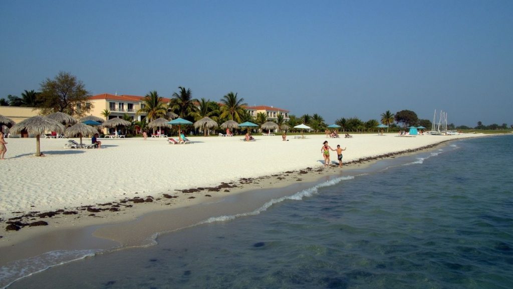 Playa El Mamey desde la arena, La Habana, Cuba