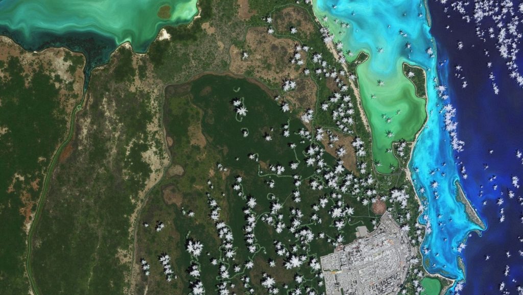 Primer plano de la orilla de Playa El Morillo, Santiago de Cuba