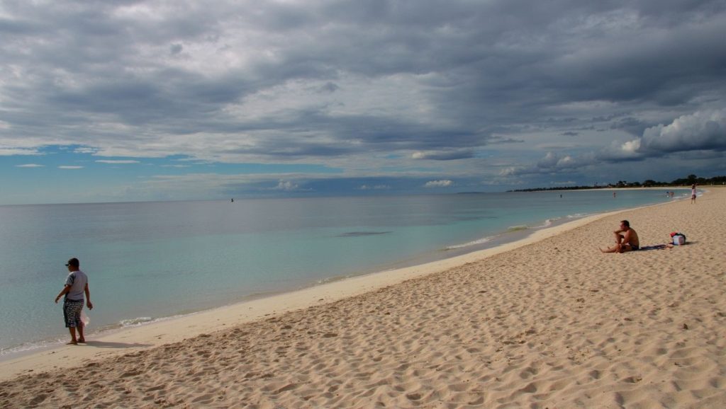 Primer plano de la orilla de Playa El Paso, Cayo Coco