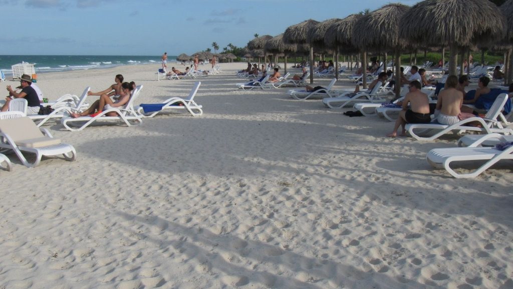 Playa "El Tenis" desde la arena, La Habana, Cuba