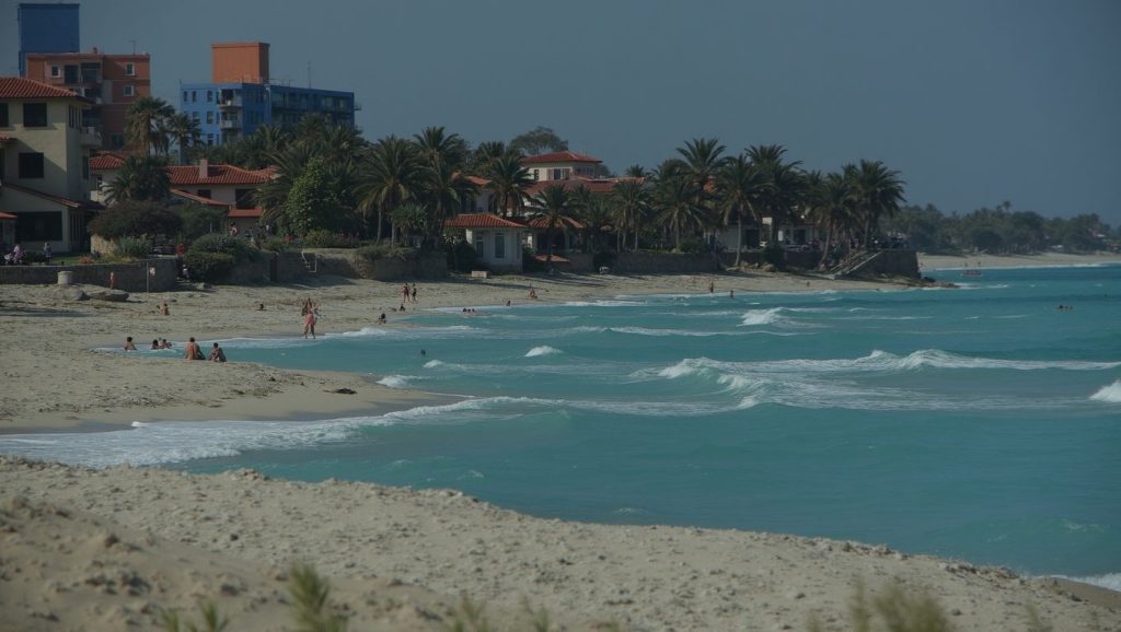 Amplio horizonte marino en Playa "El Tenis", La Habana