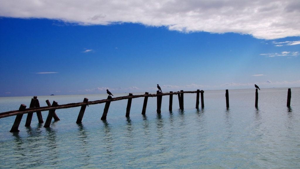 Detalle de arena y agua en Playa Embarcadero, Holguín