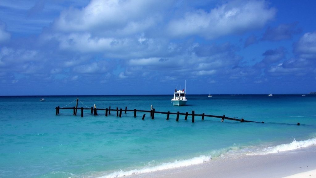 Orilla de Playa Esmeralda con olas suaves en Guardalavaca