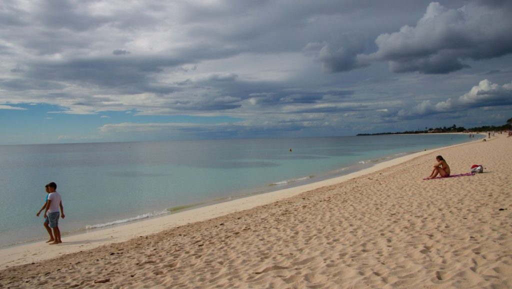Playa Esquivel desde la arena, La Habana, Cuba