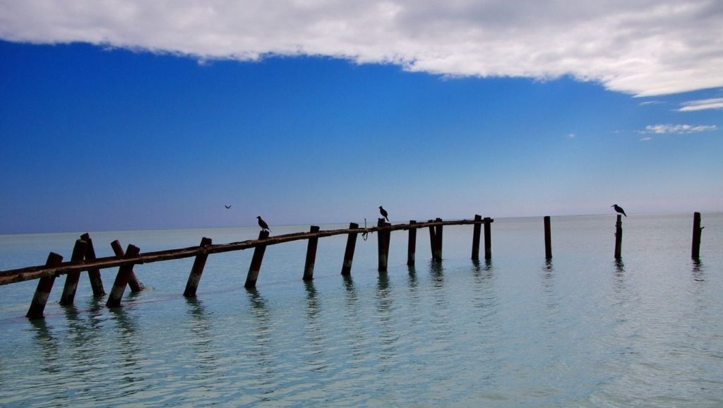 Orilla tranquila de Playa Esquivel, playa de La Habana