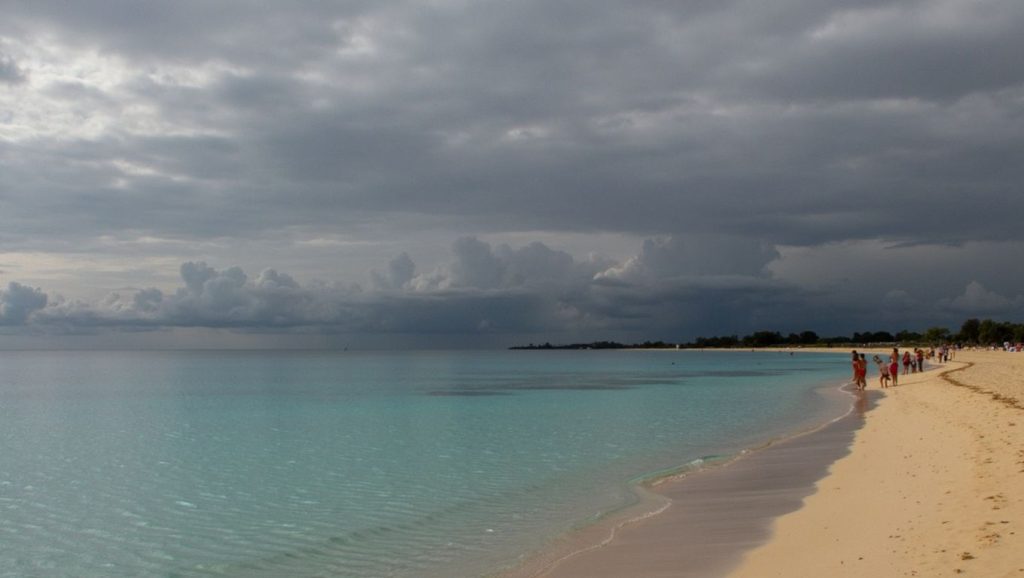 Vista amplia de Playa Esquivel en La Habana, Cuba