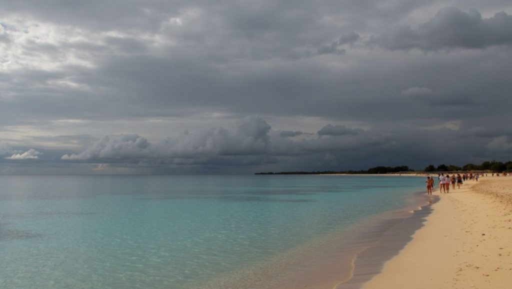 Orilla de Playa Girón con olas suaves en Bahía de Cochinos