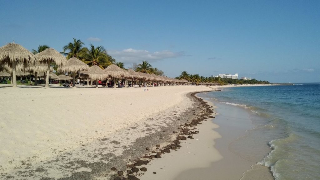 Vista amplia de Playa Girón en Bahía de Cochinos, Cuba
