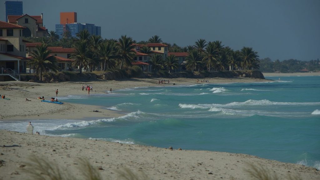 Orilla de Playa Guajimico con olas suaves en Trinidad