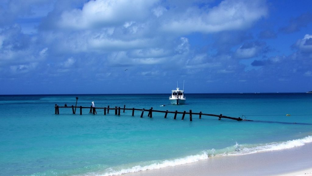 Orilla de Playa Guardalavaca con olas suaves en Guardalavaca