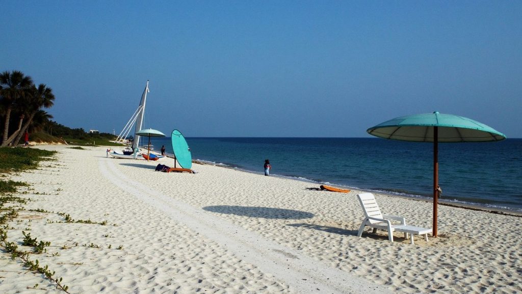 Vista amplia de Playa Guardalavaca en Guardalavaca, Cuba
