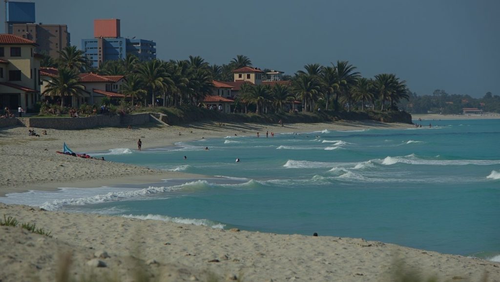 Arena y mar en Playa Imias, Baracoa, Cuba