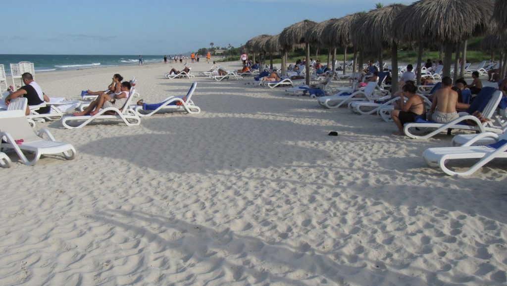 Oleaje en la orilla de Playa Inglés, costa de Trinidad