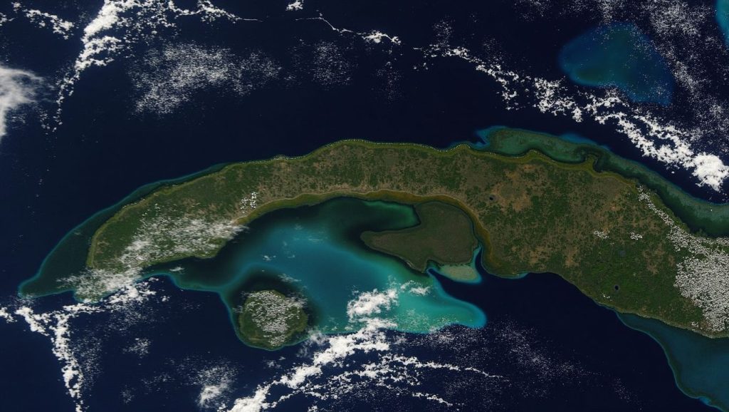 Agua y arena en Playa Isabela, La Habana