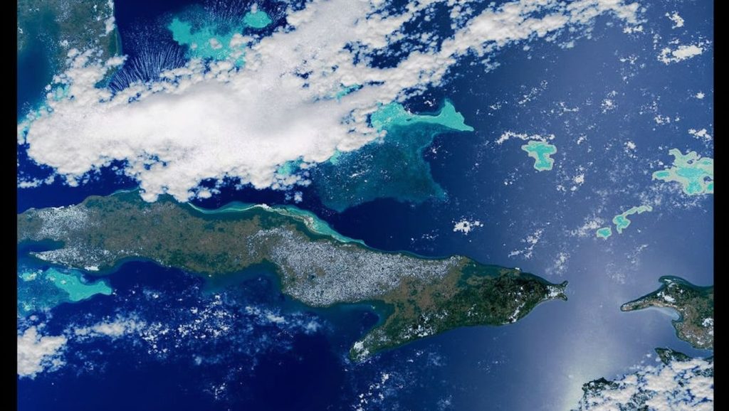 Primer plano de la orilla de Playa Isabela, La Habana